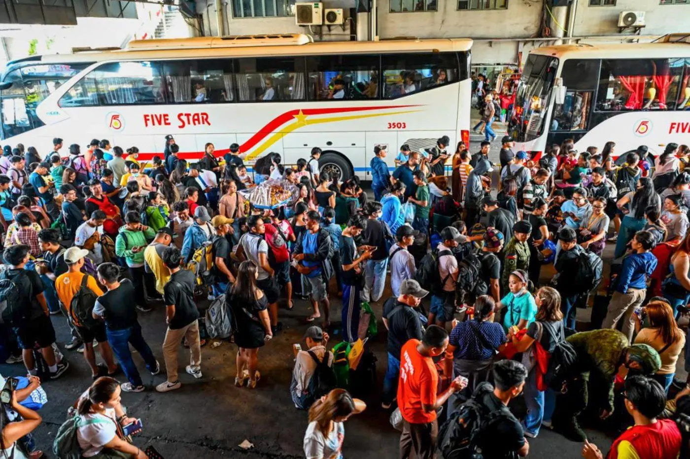 Bus terminals shift to āload and goā mode amid massive Holy Week influx
